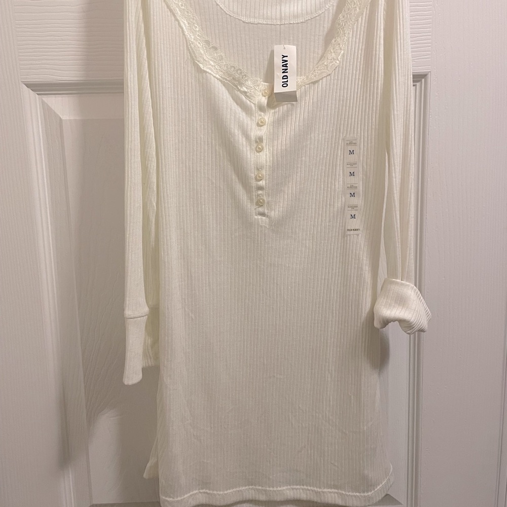 OLD NAVY NWT SIZE MEDIUM LONGSLEEVE